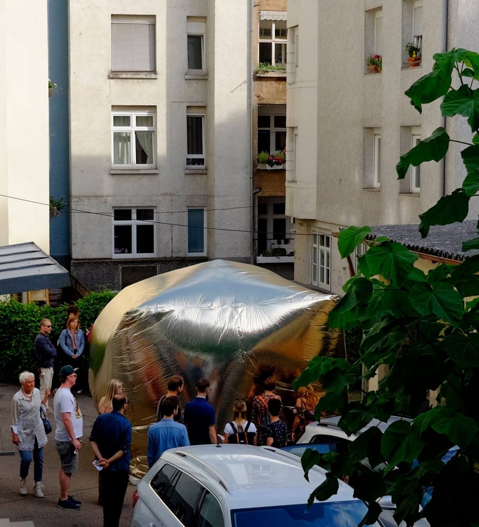 Kunstwerk – Goldener Würfel von Wonne und Kolja van Boekel in Stuttgart